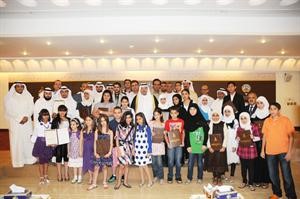  دعادل الفلاح في صورة تذكارية مع المكرمين﻿