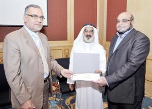 دعجيل النشمي يسلم احد الموظفين شهادته﻿