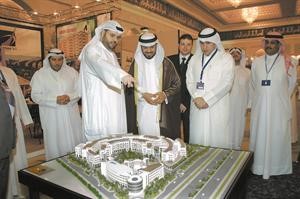 الصفار يستعرض للطبطبائي احد المجسمات العقاريةكرم ذياب