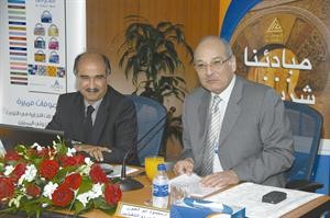 دمحمود ابوالعيون وداحمد الكواز خلال الندوة سعود سالم
