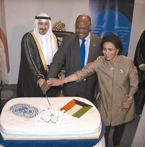 الشيخ دمحمد الصباح والشيخة فريحة الاحمد وادم عبدالمولى يقطعون كعكة الاحتفال
