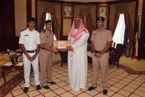 الشيخ جابر الخالد يتسلم درعا من ابطال الدراجات المائية﻿