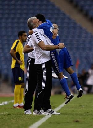لاعب الهلال محمد الشلهوب يحتضن غيريتس بعد تسجيل هدف التعادلرويترز﻿
