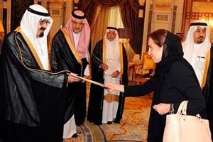خادم الحرمين الشريفين الملك عبدالله بن عبدالعزيز يتسلم اوراق اعتماد السفيرة الجورجية ايكاترين﻿