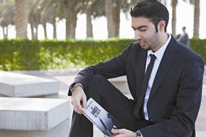 علي المؤمن ممسكا بروايته الاولى﻿