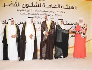 دفؤاد العمر وعلي العليمي يكرمان احدى المشاركات﻿