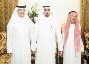 محمد الطامي متوسطا دنايف المطيري ووالده سعد المطيري﻿