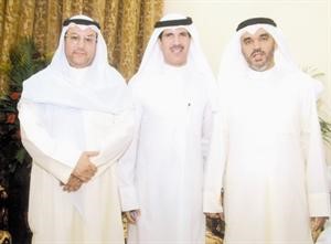 دنايف المطيري متوسطا القاضي وليد الكندري والمستشار فهد بوصليب﻿