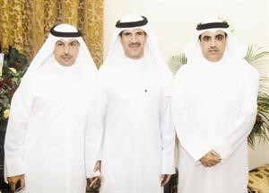 الرائد سعود الطامي ومبارك عايش يهنئان دنايف المطيري﻿