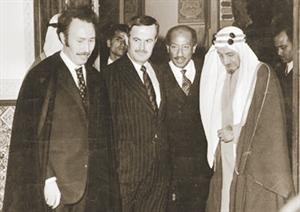 الملك فيصل والرئيس انور السادات والرئيس حافظ الاسد والرئيس الجزائري هواري بومدين