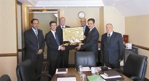 درع تكريمية لمسؤول المركز
