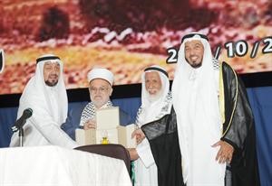 مفتي القدس يسلم دعبدالله المعتوق زجاجة زيت زيتون من المسجد الاقصى بحضور حمود الرومي ومشعل الزير﻿