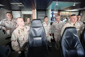 المقدم ستيفن براوننغ والوفد المرافق له خلال جولتهم في قاعدة صباح الاحمد البحرية﻿