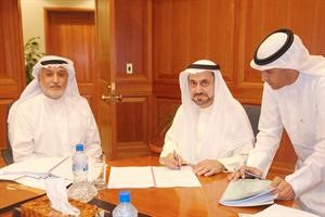 دفاضل صفر موقعا على احد العقود بحضور وكيل الاشغال معبدالعزيز الكليب﻿