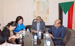 دربيع عبيد والوزير المفوض بالسفارة عبدالعظيم الصادق خلال المؤتمر﻿