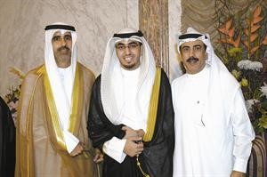 المعرس متوسطا خاله كمال العبدالمحسن ووالد العروس احمد جوهر﻿