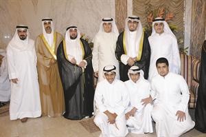 لقطة تذكارية للمعرس مع الاهل والاصدقاء﻿