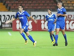 المهاجم السوري وئام عماشة يسارا يحتفل باحد اهدافه