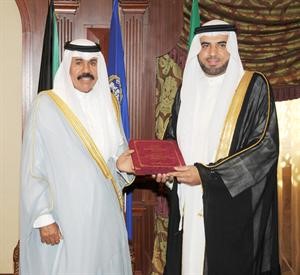 سمو ولي العهد الشيخ نواف الاحمد يتسلم ورقة المصحف من دوليد الحمد﻿