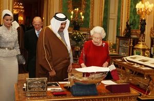 امير قطر الشيخ حمد بن خليفة ال ثاني وملكة بريطانيا اليزابيث الثانية يجولان على معرض المقتنيات الملكية في قصر وندسور امس الاولاپ﻿