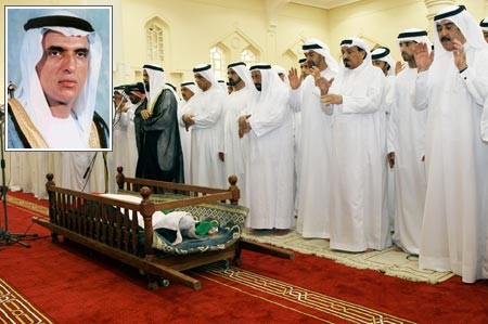صلاة الجنازة على جثمان حاكم امارة راس الخيمة وفي الاطار صورة خليفته الشيخ سعود بن صقر القاسميافپ