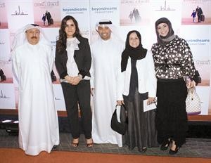 المخرج عبدالله بوشهري مع زوجته هديل التميمي وبعض الحضور
﻿