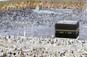 أيهما أولى حج التطوع أم التصدق بالمال في أعمال البر والخير؟