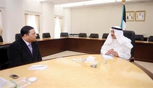 الرئيس جاسم الخرافي اثناء حديثه مع الزميل محمد عبدالعزيز﻿