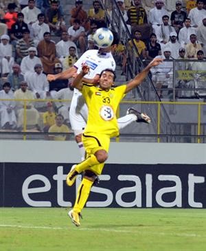 مهاجم العين الارجنتيني خوسيه ساند يسدد الكرة براسه افپ
