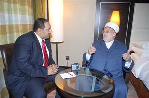 الشيخ عكرمة صبري متحدثا للزميل اسامة ابو السعود محمد ماهر