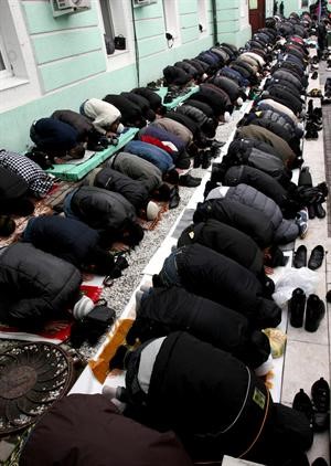 مجموعة من مسلمي موسكو يصلون على الارصفة﻿