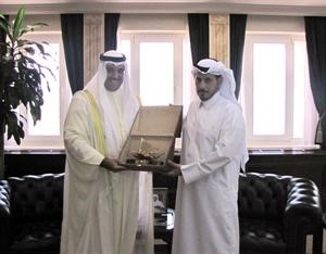 الشيخ مشعل الجابر يقدم درعا تذكارية الى الوزير القطري﻿
