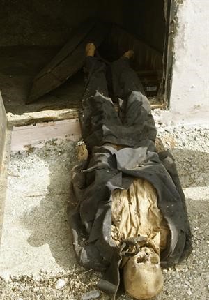 صورة لبقايا جثمان سحب من قبره ونكل به في مدفن الجية جنوب بيروت 	 افپ﻿