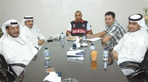 ضيف ديوانية الانباء جراح العتيقي يتوسط الزملاء في القسم الرياضي﻿
