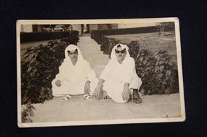 سعود الغريب في شبابه مع احد الاصدقاء