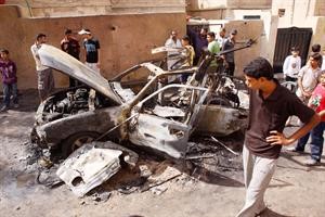 عراقيون يتفقدون موقع انفجار في البصرة امس الاول	اپ﻿