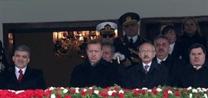 الرئيس التركي ورئيس الوزراء ورئيس الحزب الجمهوري المعارض خلال الاحتفالات امس		اپ﻿