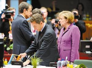 مستشارة المانيا في حديث مع رئيس الوزراء الاسباني بالقرب من الرئيس الفرنسي قبيل جلسة قمة الاتحاد الاوروبي في بروكسل افپ
﻿