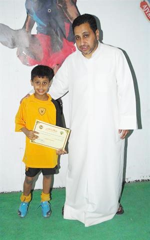 لاعب القادسية السابق عبدالله الحقان مع ابنه يوسف