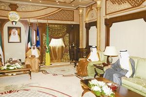 سمو ولي العهد الشيخ نواف الاحمد مستقبلا الشيخ دمحمد الصباح والشيخ احمد الفهد﻿