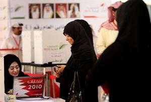 نساء بحرينيات خلال تصويتهن امس الاول في الدورة الثانية بالانتخابات البحرينية	اپ﻿
