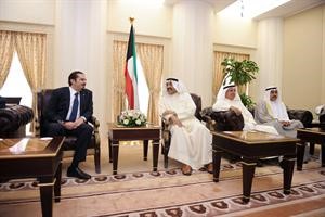 الرئيس جاسم الخرافي اثناء استقباله سعد الحريري بحضور نائبه عبدالله الرومي ورئيس بعثة الشرف فيصل الحجي﻿