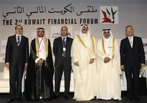 محافظ المركزي الشيخ سالم العبدالعزيز يتوسط مسؤولي البنوك المركزية في الدول الخليجية وبعض المشاركين في الجلسة الاولى﻿