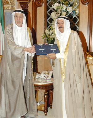 صاحب السمو الامير يتسلم تقارير ديوان المحاسبة من عبدالعزيز العدساني
