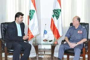 المدير العام لقوى الامن الداخلي اللواء اشرف ريفي مستقبلا السفير الايراني في لبنان غضنفر ركن ابادي بثكنة المقر العام في بيروت صباح امس	محمود الطويل﻿