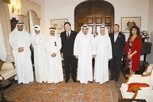 السفير البريطاني فرانك بيكر متوسطا رؤساء تحرير الصحف الكويتية في صورة تذكارية هاني الشمري