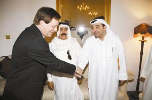 رئيس التحرير الزميل يوسف خالد المرزوق مصافحا بيكر ويبدو رئيس تحرير السياسة الزميل احمد الجارالله