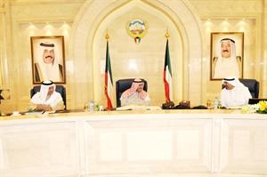سمو رئيس مجلس الوزراء الشيخ ناصر المحمد والشيخ جابر المبارك والشيخ دمحمد الصباح خلال الاجتماع