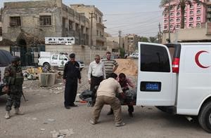 عراقيون ينقلون جثة احد ضحايا تفجير الكنيسة في بغداد 								رويترز﻿