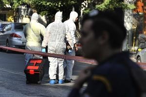 رجال المباحث يجمعون معلومات من موقع انفجار احد الطردين في اثينا﻿